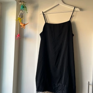 Slip dress med spets Monki L goth grunge y2k  - Klänning från Monki med spets längst ned. Storlek L. 