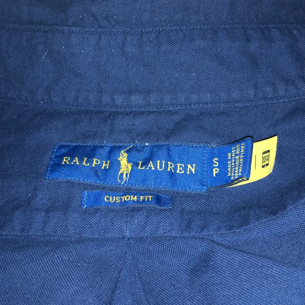 En Ralph lauren skjorta slim fitted i storlek S/M den är väldigt bra skick endast använd få tal gånger, skriv om ni har några funderingar . Skjortor.