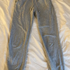 Vanliga mjukisbyxor  - Helt vanliga mjukisbyxor med resår vid fotleden.