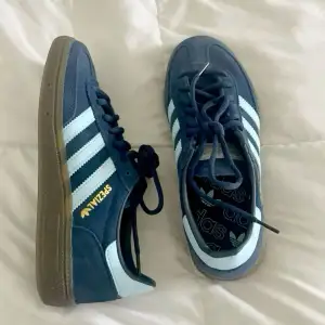 Jättesnygga adidas spezial i marinblå, färgen stämmer bäst på de två första bilderna || Endast provade || Säljer på grund av att de var för stora och svåra att returnera || Nya med prislapp och orginal kartong || Pris går att diskutera 