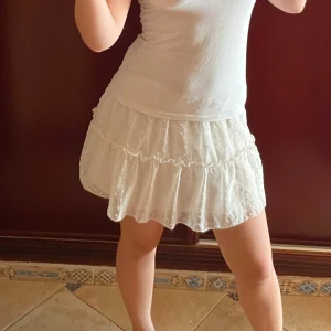 VIT KJOL!! - Säljer fin vit kjol!