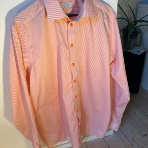 ETON skjorta - Tjena! Nu säljer jag denna fina Eton-skjortan  i bra skick. Storleken är XL. Nypris ligger runt 1600kr. Priset kan  diskuteras.  Har du några frågor går det utmärkt att höra av dig!