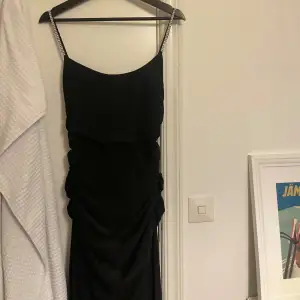 Svart oanvänd balklänning💘  Säljs då jag köpte två klänningar i två storlekar. Kan skicka fler bilder om det behövs💘