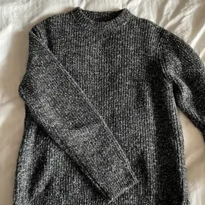 En varm stickad tröja från cos som inte har använts så ofta i storlek L
