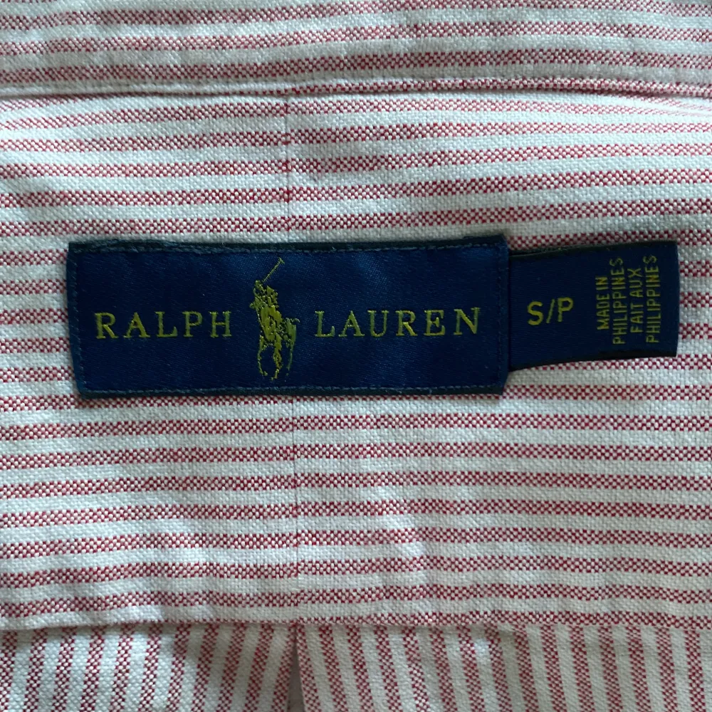 Säljer nu denna asfeta Ralph Lauren skjorta i ett väldigt bra skick! Storleken är S kan passa M med! Nypris ligger på 1600kr❌ säljer nu för endast 499kr✅ Hör av dig vid minsta lilla fundering!! 😊😊. Skjortor.
