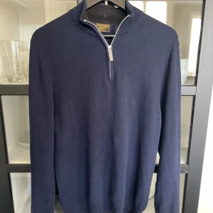 Cashmere half zip - Skön och stirlig 100%cashmere half zip. Den sitter bra på modellen som är 185cm. Den är i fint skick men har en liten defekt på ärmen ett litet hål som knappt syns,cond 7,5/10. Skriv vid om du har några funderingar😁