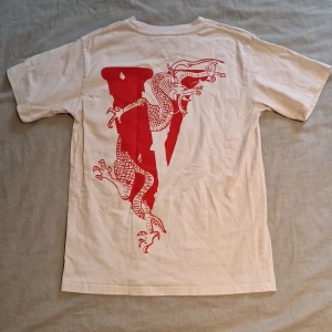 VLONE T-Shirt - Säljer min VLONE t-shirt. Perfekt till sommaren☀️ Strl M men passar S för lite oversized. Kom med prisförslag👍