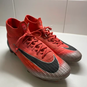 Nike Mercurial Superfly 360 Elite CR7 FG - Fotbollsskor som släpptes 2018. Lite slitna dobbar och utbytta sulor, men annars i bra skick. Har inte kvar originalsulorna.