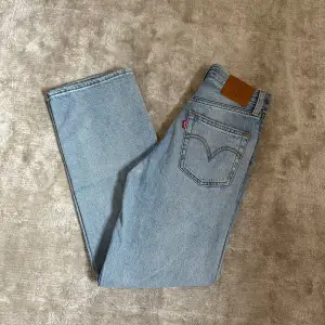 Superfina jeans från Levis i modellen ribcage. Storlek 25/29. Min absoluta favortimodell på jeans som sitter tajt runt rumpan och raka i benen. Säljer pga att de tyvärr blivit för små. 