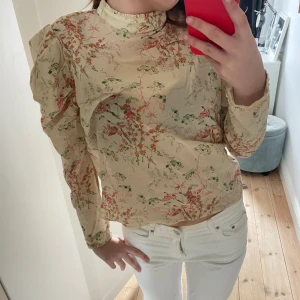 Blus - Säljer denna fina sommar blus! Varan har inga tecken på användning🫶🏼💞 (Pris är exklusive frakt)