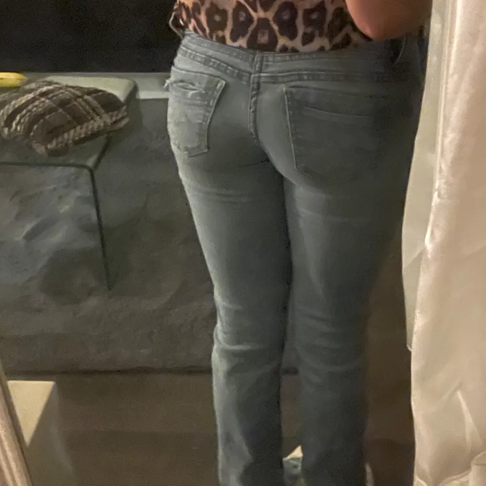 Säljer mina lågmidjade jeans från pepe i modellen straight men har gjort en slits ner till så dem sitter mer bootcut, jätte fina och super bra skick! Liknar lite ltb jeans! Jag är ca 164-166 cm💞. Jeans & Byxor.