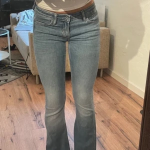 Lågmidjade bootcut jeans - Snygga lågmidjade jeans i märket crocker, köpta second hand och säljer då de är lite för små💞💞