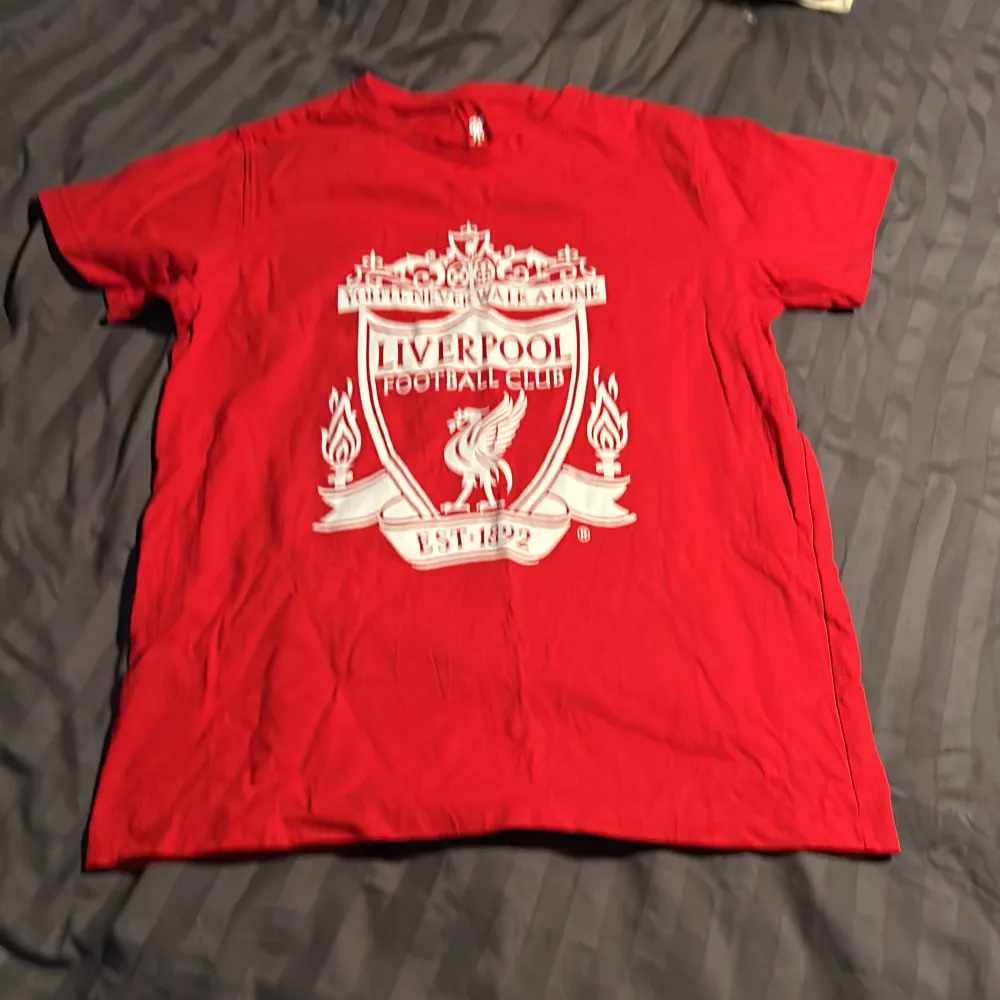 Liverpool t-shirt i ny skick. Tröjan är aldrig använd, säljes på grund av att den va för stor. T-shirts.
