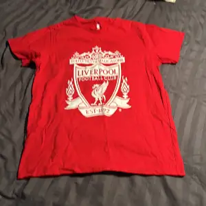 Liverpool t-shirt i ny skick. Tröjan är aldrig använd, säljes på grund av att den va för stor