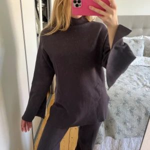 Set - Set med byxa & tröja. Använd fåtal gånger.   Storlek  Byxa S  Tröja XS