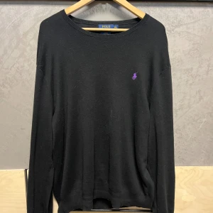 Ralph lauren sweatshirt - Säljer nu min knappt använda polo Ralph lauren sweatshirt för den passar inte, jag beställde fel storlek och var för stor för mig (XXL). Men den är i nyskick och är använd 1-3 gånger och är som ny. Nypris 2200-2500kr Mitt pris 1500kr Dm vid intresse 