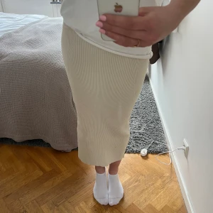 Beige sommar kjol  - Fin sommarkjol som inte kommer till användning. Stretchig så passar flera storlekar 