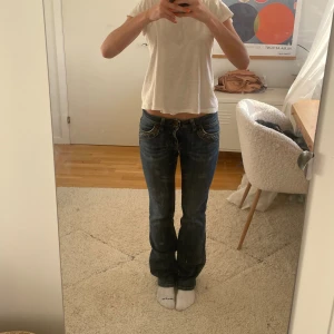 Lågmidjade jeans - Mörkblå lågmidjade jeans med coola detaljer