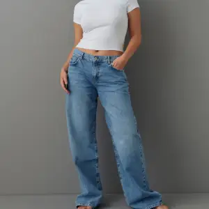 Ett par blåa jeans från Gina på bilden ser dem ganska baggy ut men tycker dem är mer straight. Storlek 36💞 Använda ett fåtal gånger men ser precis ut som nya.