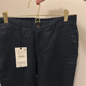 Zara linnebyxor 1538/402/401 - Hel oanvända zara byxor från gammal kollektion. Sitter lite för litet på mig därför ja säljer. Nypris 500, säljer för 400kr
