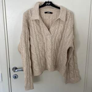 V-ringad beige stickad tröja från bikbok, använd bara en eller två gånger köpt för 500kr.