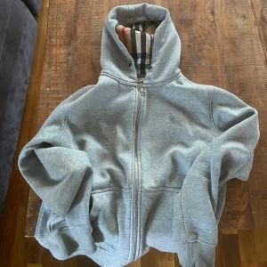 Burberry kofta - En fett burberry kofta använd ett par gånger,säljer den då de inte är min stil längre.Bra skick inga skador alls(om du vill ha mer bilder skriv privat insidan osv)