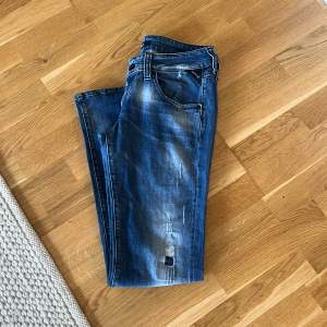Säljer nu dessa Replay jeans för dom passar inte mig. Dom är nästan aldrig använda och har mest legat i min garderob. Hör av er vid mer frågor och funderingar.  MVH Victor  