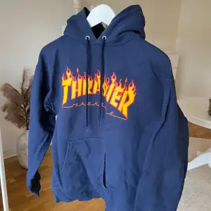 En otroligt cool hoodie från Trasher som jag har älskat, den är så snygg färg 🔥