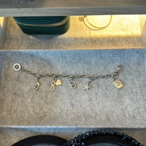 Thomas sabo armband. - Säljer mitt thomas sabo armband med 5 stycken berlocker. Säljer pga att jag inte bär silver smycken längre. Totalt kostar hela armbandet nytt med alla berlocker över 2 500kr