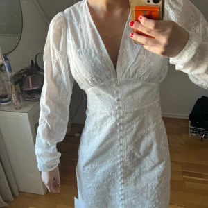 Adoore kläning  - Helt ny, med prislapp dock insydda ärmar✨ Storlek 38! Priset kan diskuteras vid intresse. 