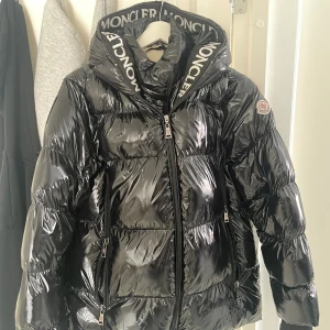 Moncler  - Helt ny, aldrig kommit till användning. Vill bara bli av med den, så skriv vid mer info. 
