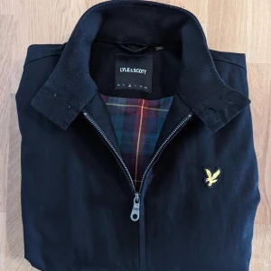 Lyle and scott jacka M - Säljer en svart harrington av märket Lyle and scott i storlek Medium. Bara använd vid ett par korta tillfällen så den är i nyskick 10/10.  Mer info: https://www.boozt.com/se/sv/lyle-scott/harrington-jacket_21273064