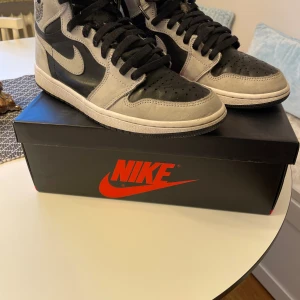 Jordan 1 shadow 2.0 - Hej! Jag säljer mina jordan 1 shadow 2.0 i storlek 42. Köpta på flightclub förra året. Nypris 2500kr. De är varsamt använda och är i bra skick. Låda medföljer och ett par gråa laces. Kontakta om ni har några frågor!