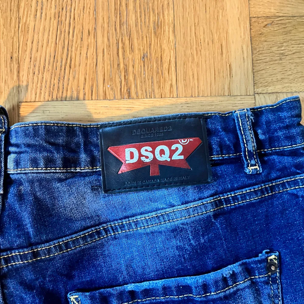 Fräscha oanvända Dsquared jeans, slim fit. Säljes pågrund av felköp.  Pris kan diskuteras vid snabb affär. Strl: 56 (xxl), 40 i midjan.  Nypris: 8500k. Jeans & Byxor.