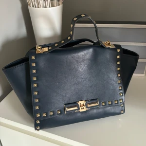 Väska med nitar  - Jättefin väska😍🙌🏼 säljer då den tyvär inte kommer till andvändning 