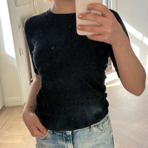 T-shirt  - T-shirt tröja i tjockare tyg, mörkgrå färg, så fin och skön! 