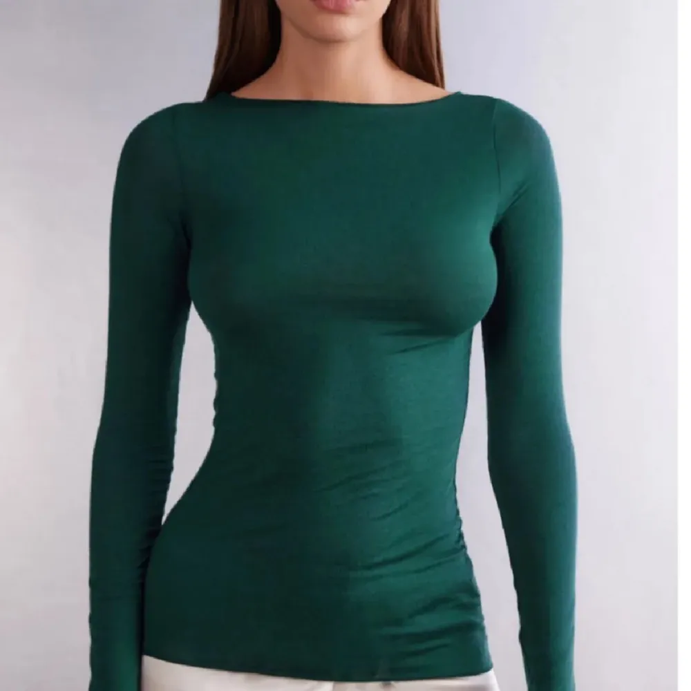 Hej! Säljer denna ursnygga tröjan ifrån intimissimi i färgen Grön - 448j💞 Använd fåtal gånger och inga defekter alls! 350kr . Tröjor & Koftor.
