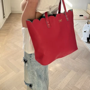 Strandväska - Storbolag rymlig strandväska i vattentätt material. Vågig kant högst upp, perfekt till stranden! 