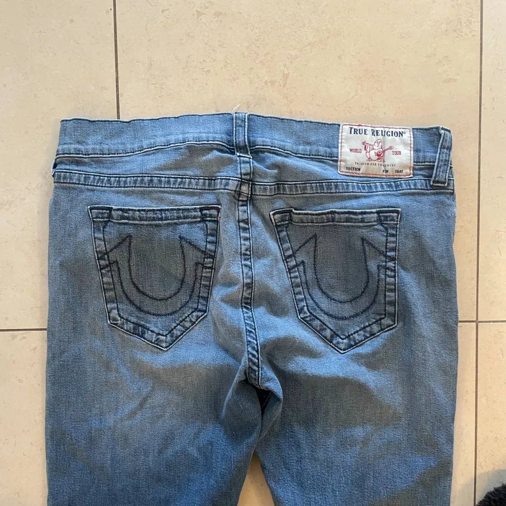 jättefina true religion. köpte i usa. baggy osv. midja rakt över=48cm. innerben= 77cm. kom privat om du har frågor. Jeans & Byxor.