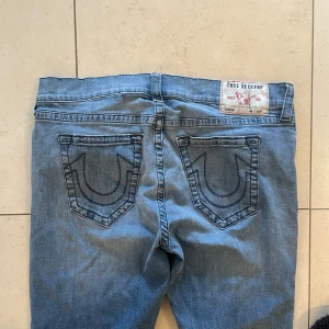 true religion jeans - jättefina true religion. köpte i usa. baggy osv. midja rakt över=48cm. innerben= 77cm. kom privat om du har frågor