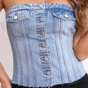 Jeans tröja  - Hej!  Den har blivit för liten för mig, och använder inte den mera, vill bli av med den bara!💕