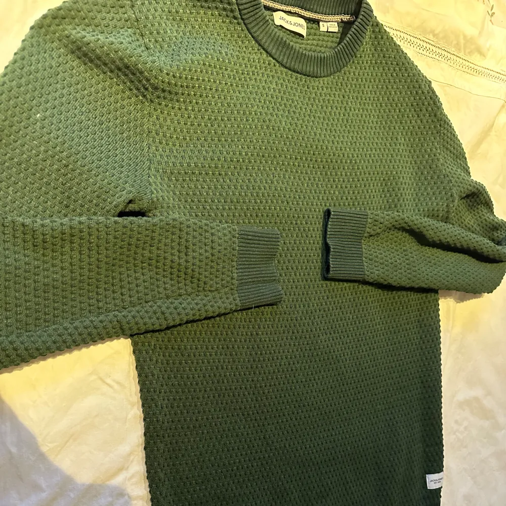 En grön Jack Jones tröja som sälj pga för liten det är inga fläckar eller skador men på andra bilden är det en skugga Ingen fläck. Andvänt ett fåtal gånger . Tröjor & Koftor.