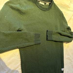 En grön Jack Jones tröja som sälj pga för liten det är inga fläckar eller skador men på andra bilden är det en skugga Ingen fläck. Andvänt ett fåtal gånger 