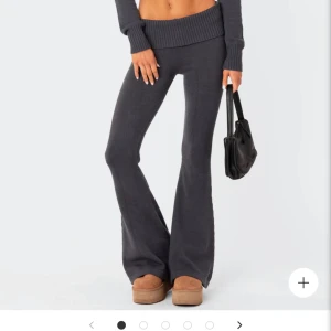Snygga mjukis byxor! - Säljer dessa as snygga mörkgråa yoga pantsen som är i tjockare material! Köpte på edikted för 1250!! Inga defekter alls! Som helt nya! 