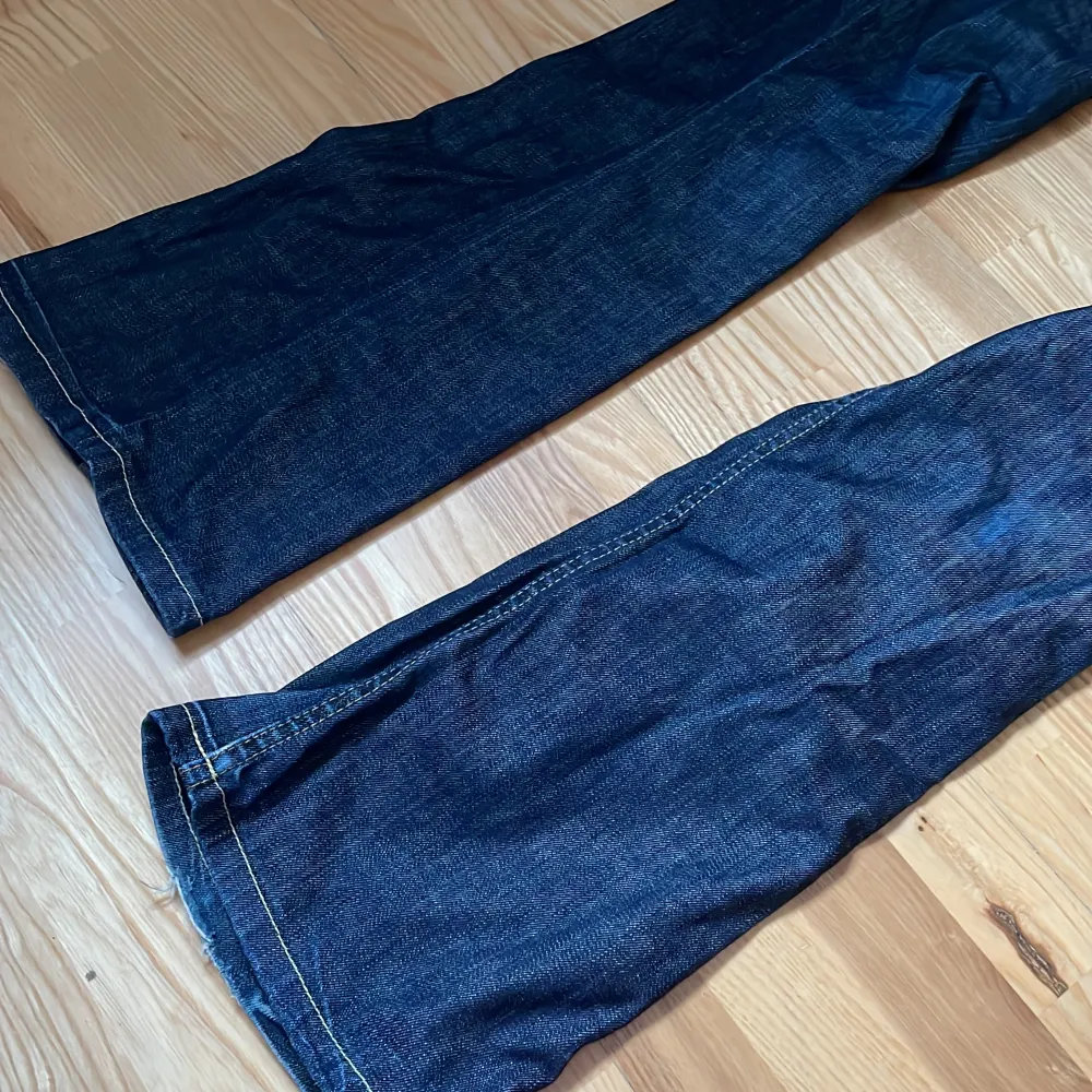 Super fina lågmidjade jeans frå Lee. Säljer på grund av att dom är för stor för mig i midjan 😊. Jeans & Byxor.
