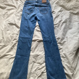 Levis jeans bootcut - Säljer dem pga att de är för små, de är lite slitna vid framfickorna så därför blir de ganska billiga❤️