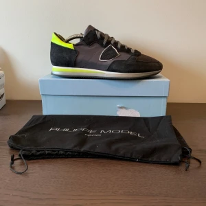 Philippe Model skor - Jättesnygga philippe model skor i riktigt fint skick, inget slitage synligt på skon endast originalboxen som ingår har liten skada. Utöver originalbox ingår även originaldustbag. Storlek 43 sitter normalt i storlek kan möjligtvis passa 43,5. Unika. 