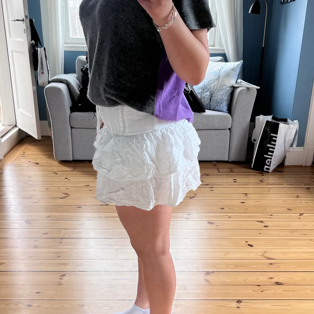 Supersnygg kort vit kjol med shorts under, älskar denna men har blivit lite liten för mig😕💕. Kjolar.