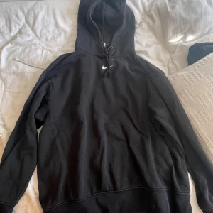 Hoodie - Säljer min Nike hoodie som ej kommer till användning. Man kan använda den till gym osv och den är i bra skick💕💕