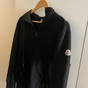 Storlek L 9/10 skick väldig speciell Monclear hoodie där Luvan är mer som regn jacka material som verkligen sticker ut som även gör att den ser väldig unik ut, mer info i Pm